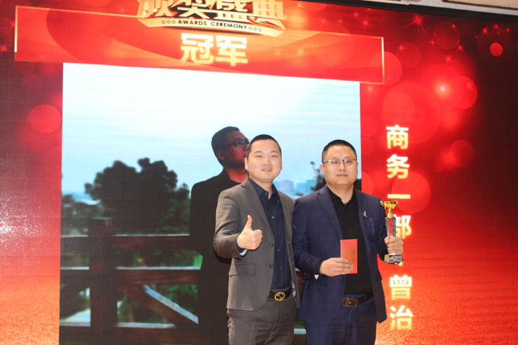 12月份商務(wù)部月度銷(xiāo)售冠軍與總裁合影